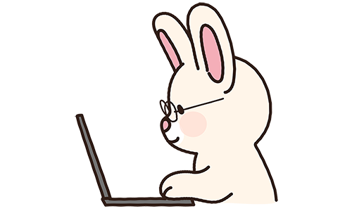 ノートパソコンで作業する白ウサギ